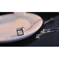 Collier Cube Cristal de diamant et pendentif style carré