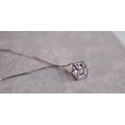 Collier Cube Cristal de diamant et pendentif style carré