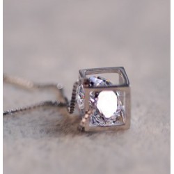 Collier Cube Cristal de diamant et pendentif style carré